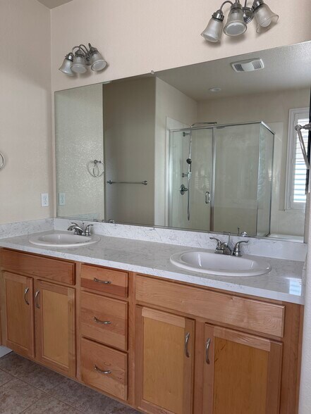 Master Bathroom - 319 E Liverno Ave