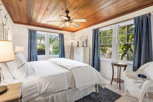 Building Photo - 102 SE 7th Ave