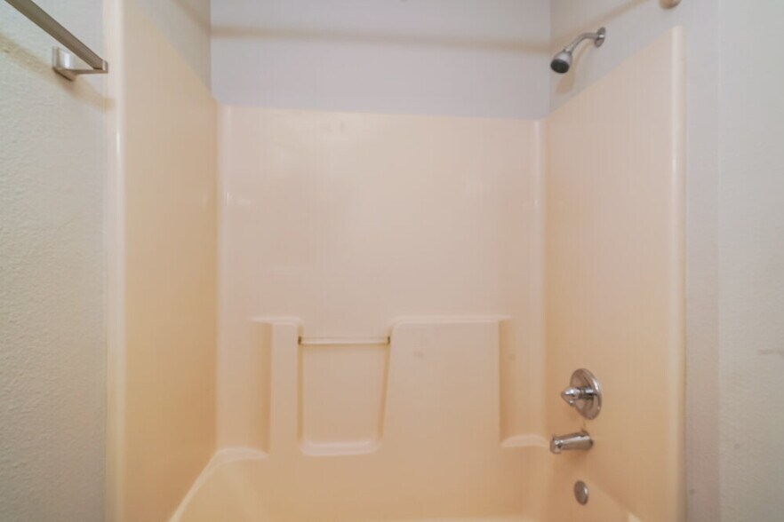 Building Photo - 8336 Country Creek Dr