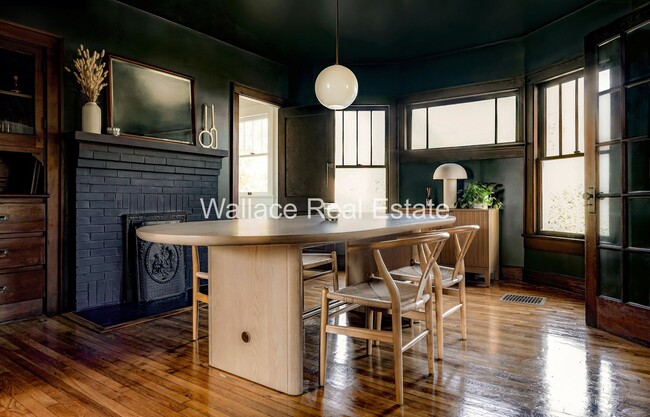 Building Photo - SUPER CUTE 1920'S CRAFTSMAN HOME...2 BEDRO...