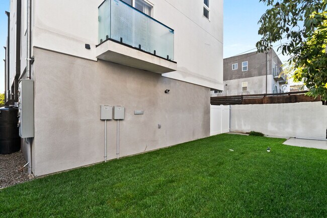 Building Photo - 1841 S Longwood Ave