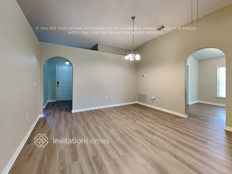 Building Photo - 1128 White Oak Cir