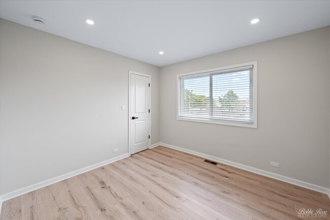 Building Photo - 226 N Waterford Dr
