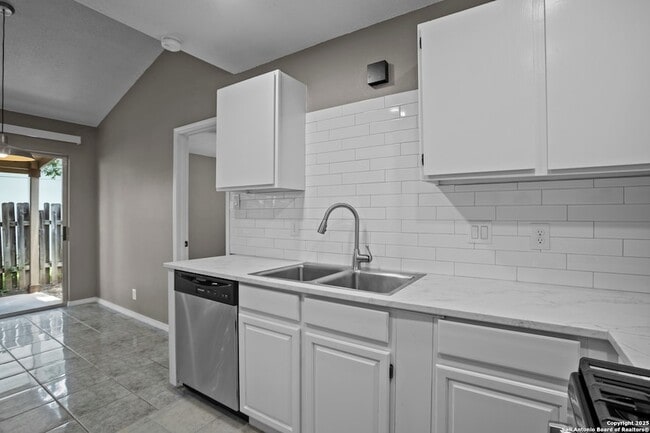 Building Photo - 5279 Meadow Rise St