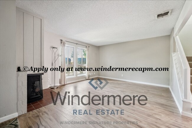 Building Photo - Easy Living in a Cozy West Sac Community!