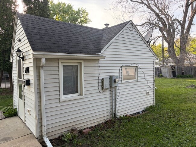 Building Photo - 1 Bedroom, 1 Bath House