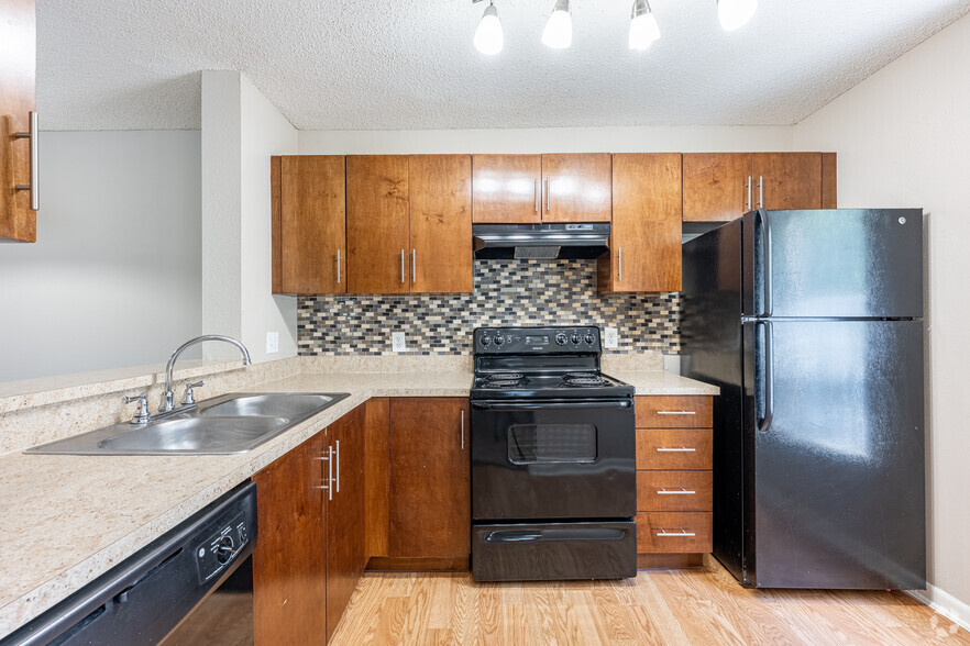 1BR, 1BA - 910SF - The Cove - Kitchen - Coral Falls