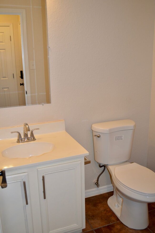 Building Photo - Beautiful remodeled 4 bedroom 2.5 ready to...