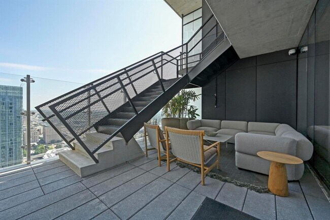 Building Photo - 610 Davis St