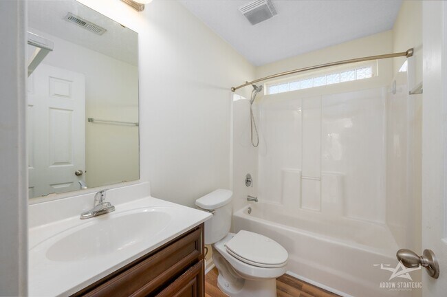 Building Photo - Split Floor Plan, Open and Bright