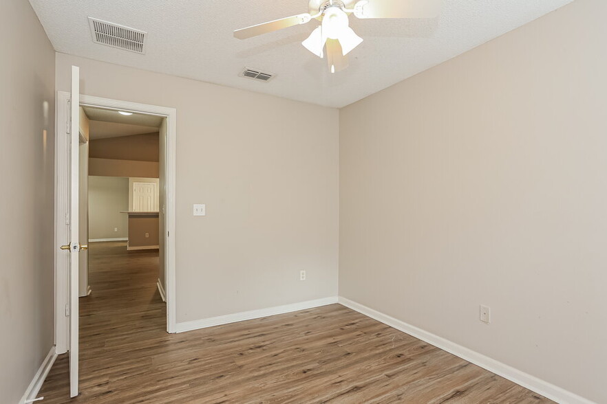 Building Photo - 10946 Lauren Oak Ln S