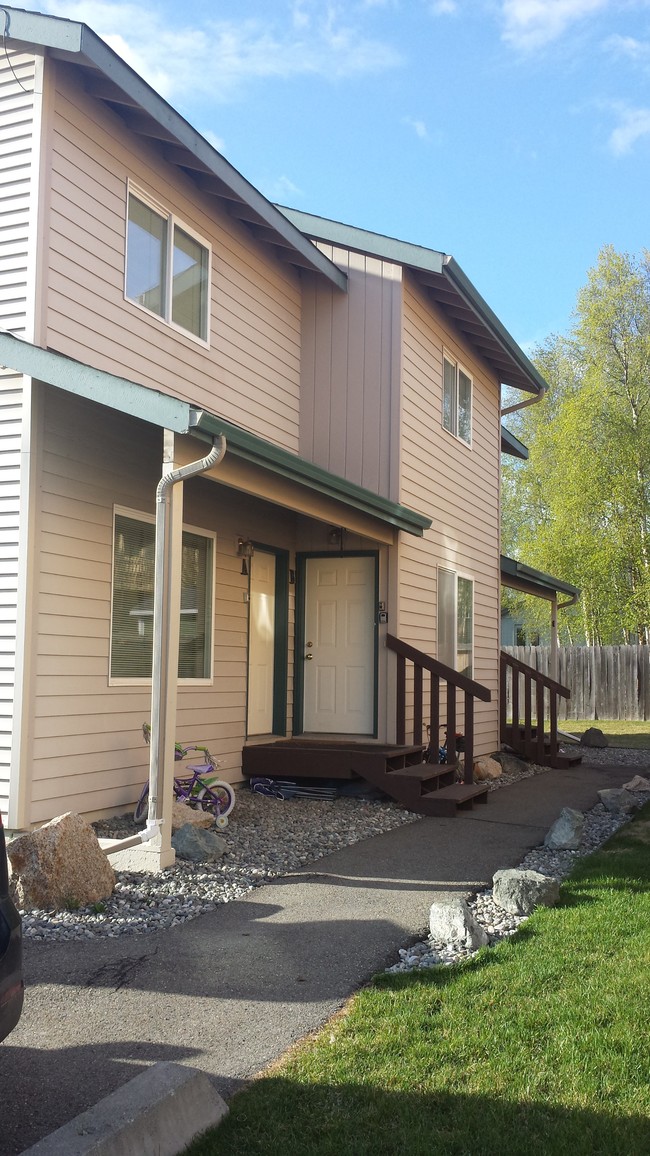 Townhouse Style. Excellent Neighbors - 1211 Balfour Dr