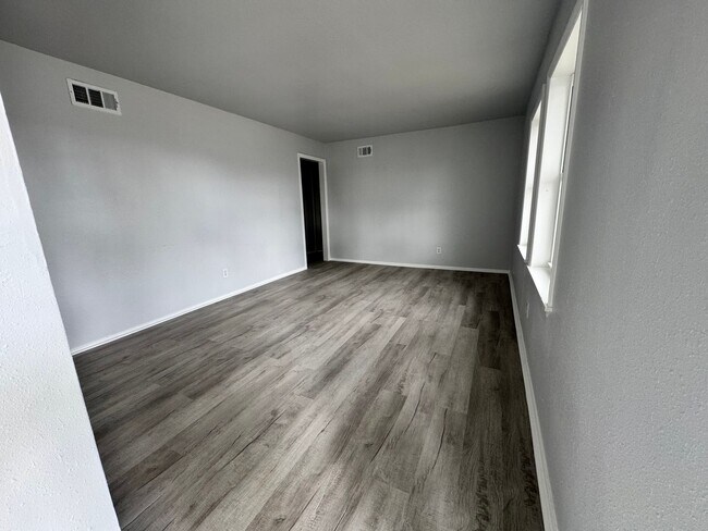 Building Photo - 421 W 65th Pl N