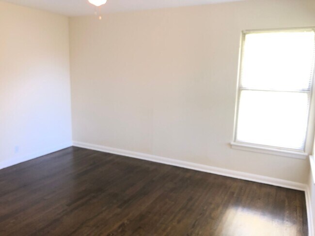 Building Photo - 210 Laddie Pl