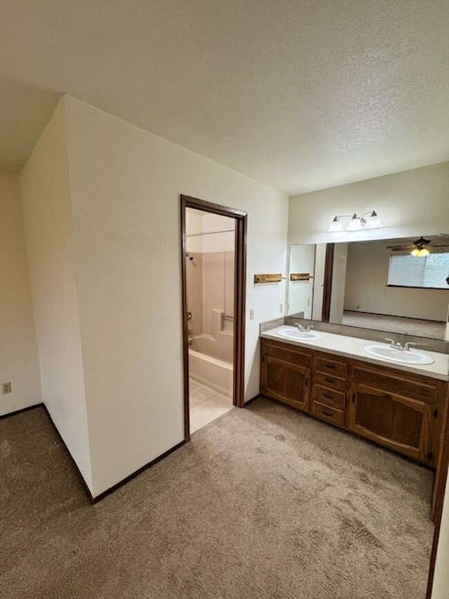 Building Photo - $1000 Move In Special! Available for Move In!