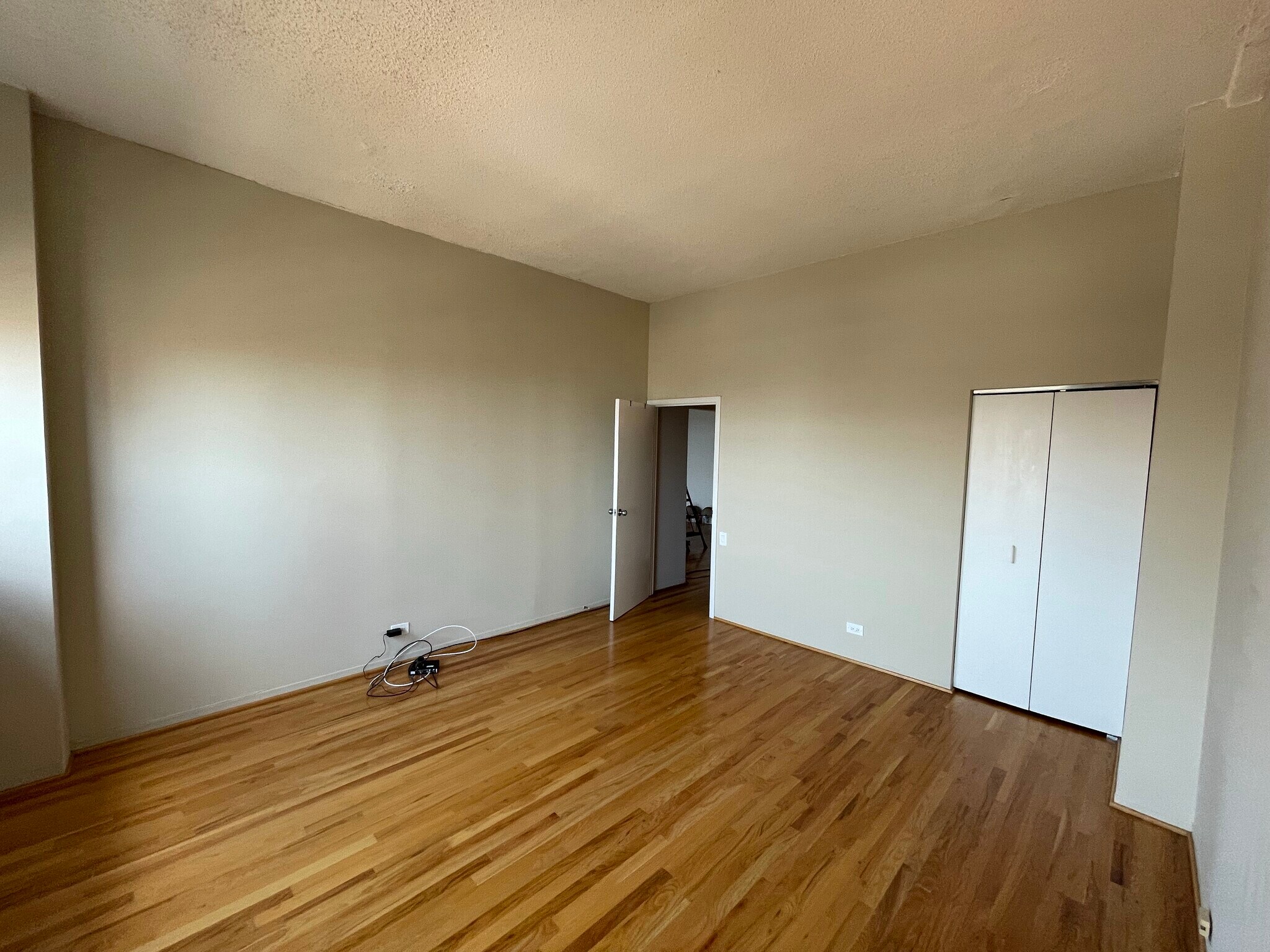 Large Bedroom - 600 S Dearborn St