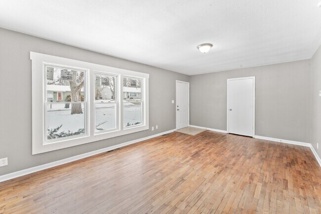 Building Photo - 2 Bedroom Home with Spacious Fenced In Yard!  1st Month's Rent is Free!*