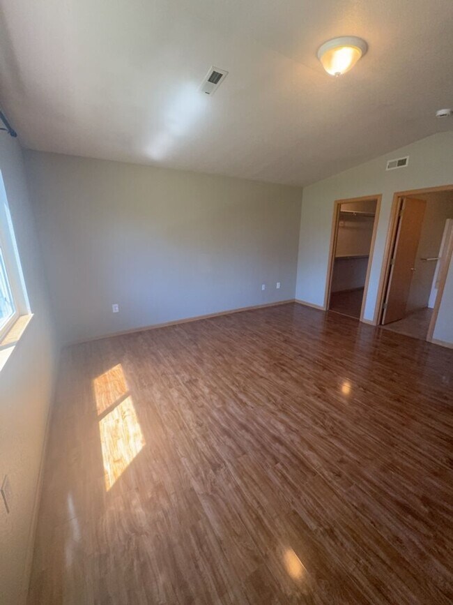 Building Photo - 850 S Overland Trail