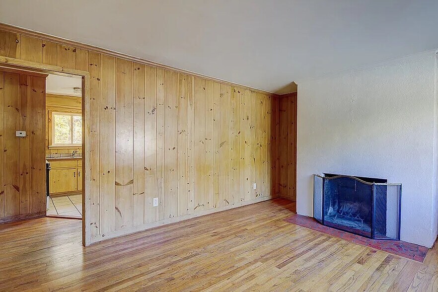 Building Photo - Room in House on Hillsborough St