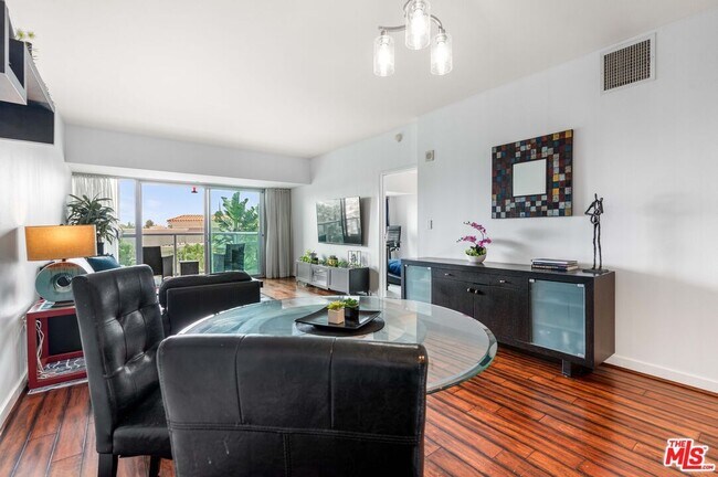 Building Photo - 13700 Marina Pointe Dr