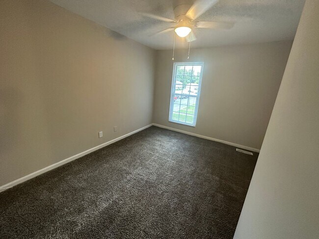 Building Photo - 2 bedroom 1.5 Bath Townhouse Village Green