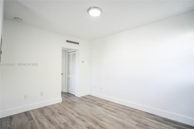 Building Photo - 1950 NW 2nd Ct