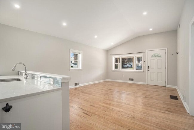 Building Photo - 235 Roberts Ave