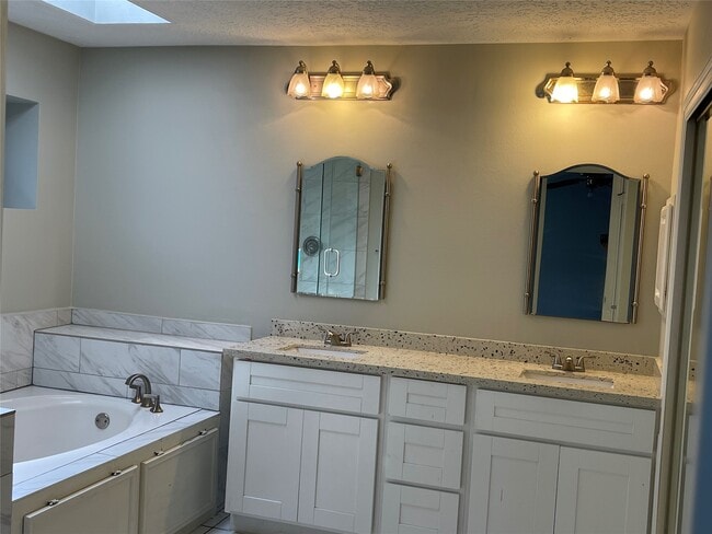 Building Photo - 3118 Redcliff Dr