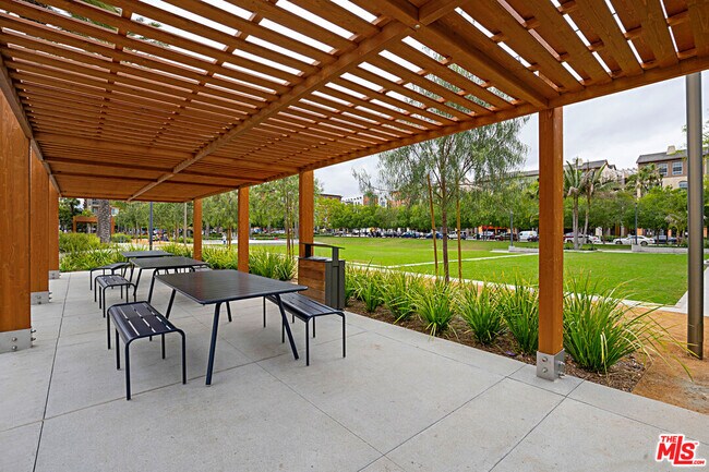 Building Photo - 6400 Crescent Prk E