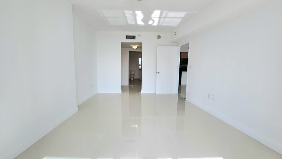 Building Photo - 1750 N Bayshore Dr