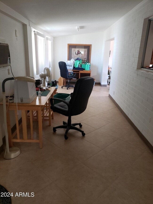 Building Photo - 908 S Ocotillo Dr