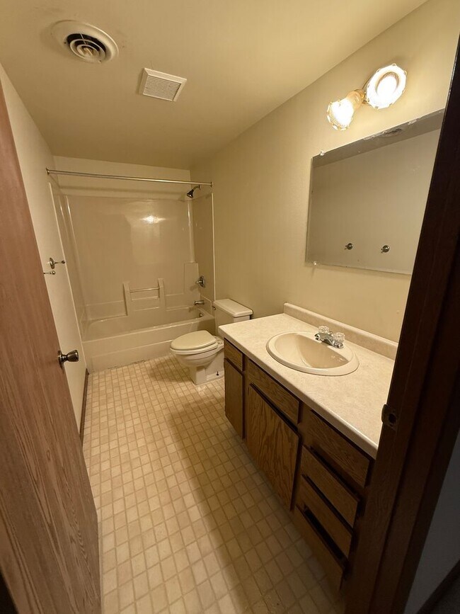 Building Photo - PP - 14 - Grandview Ave