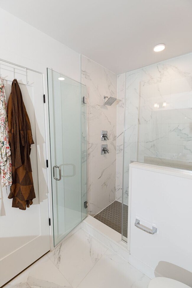 Building Photo - Newer Three Bed-Three Bath Townhouse Condo...