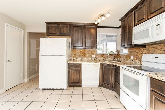Building Photo - 5627 W Sunnyslope Ln