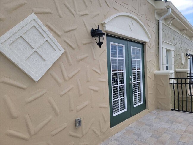 Building Photo - 4/2.5 TOWNHOME VILLA in Waterstone-Davenpo...
