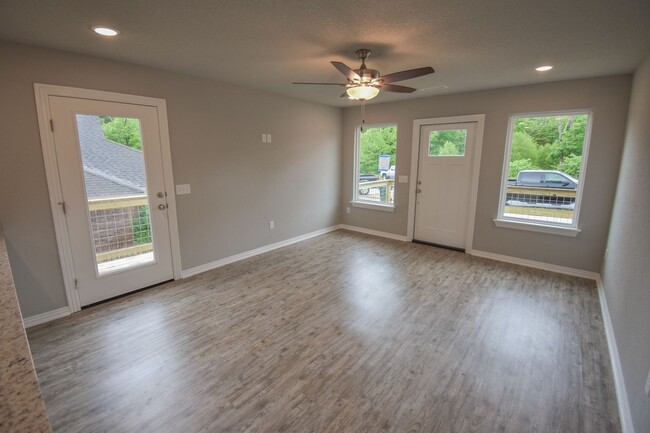 Building Photo - 2 Bedroom 2 Bathroom Home in Fayetteville,...