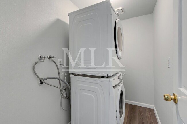 Building Photo - Modern Comfort in Tumwater – Renovated Ups...