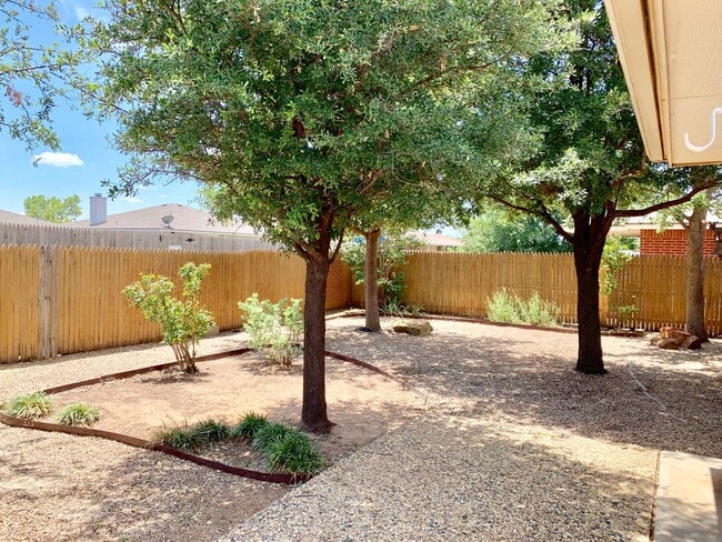 Building Photo - Pre-Leasing  - 3 bed 2 bath