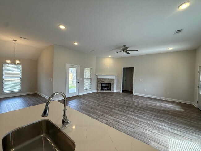 Building Photo - 132 Madisonville Dr