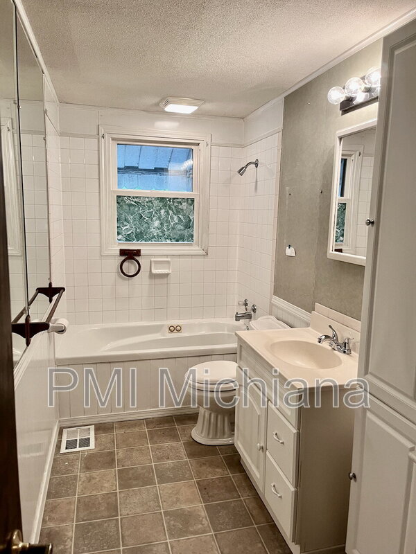 Building Photo - 2405 Woodmont Dr