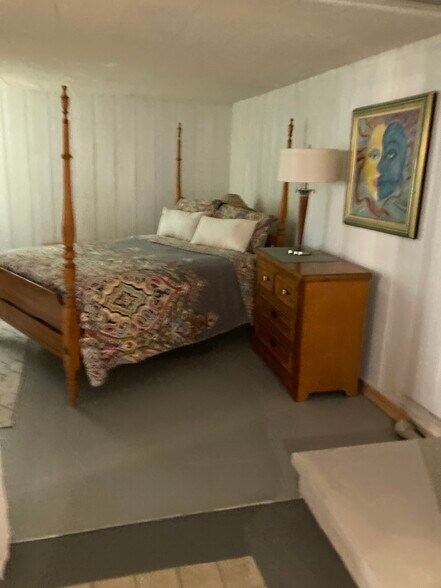 Large bedroom - 738 Kohnen Dr