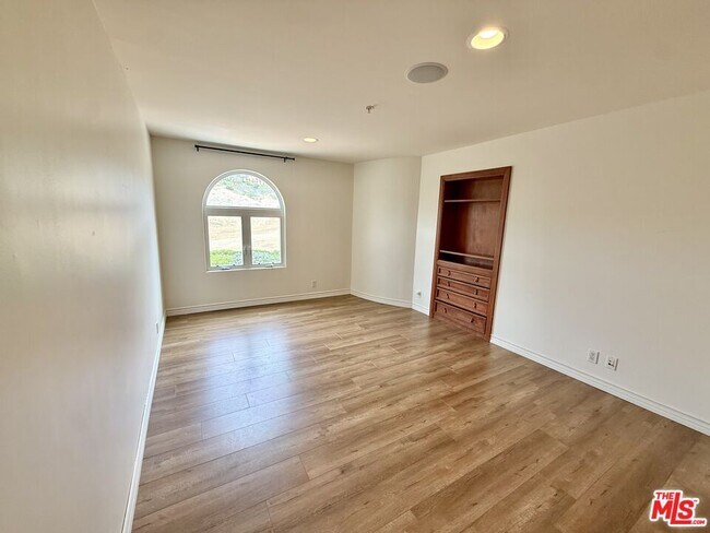 Building Photo - 10827 Pacific View Dr