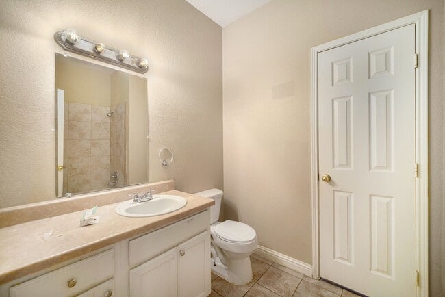 Building Photo - Beautifully Crafted 3 bed 2 bath duplex lo...