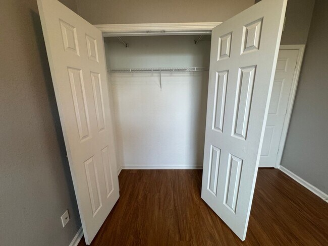 Building Photo - Beautiful 3 Bed, 2 Bath Condo in Desirable...