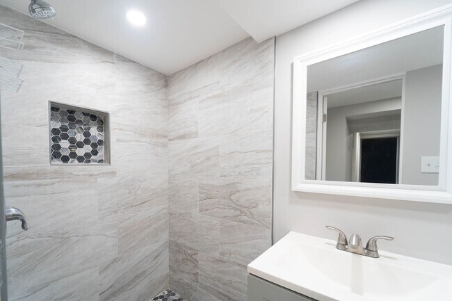 Building Photo - Beautiful Home With an Excellent Location in Potomac, MD