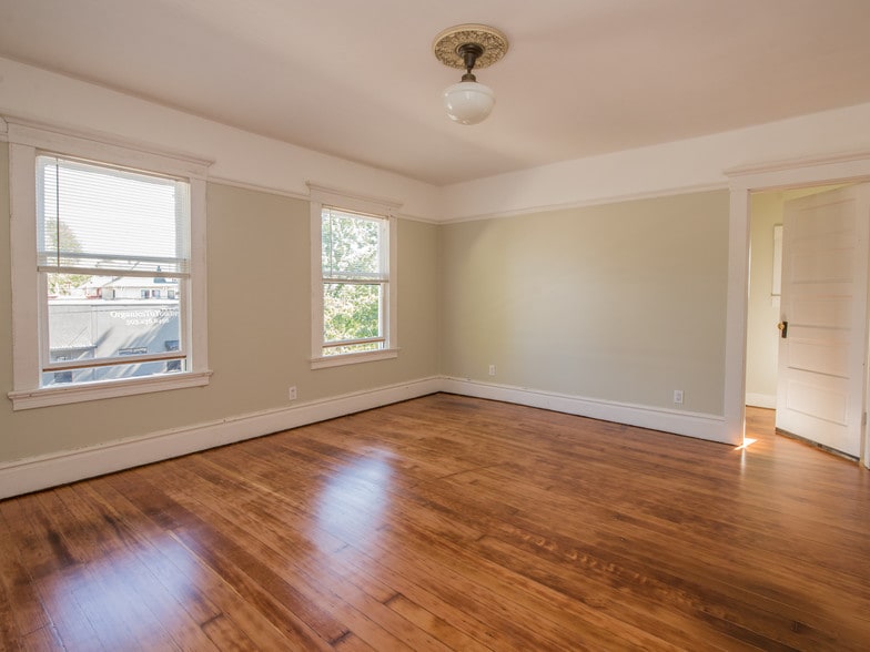 very large bedrooms with walk-in closets - 2027 N Williams Ave