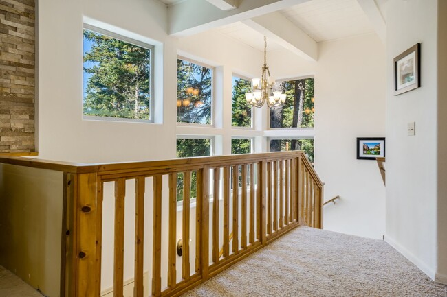 Building Photo - Quiet Scenic 4 Bedroom Tahoma Ski Lease