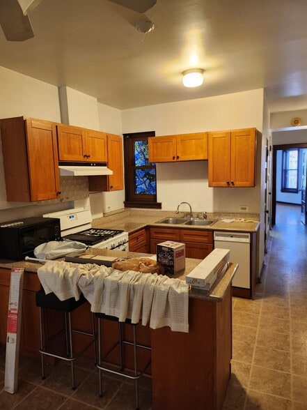 Building Photo - 3232 S Union Ave