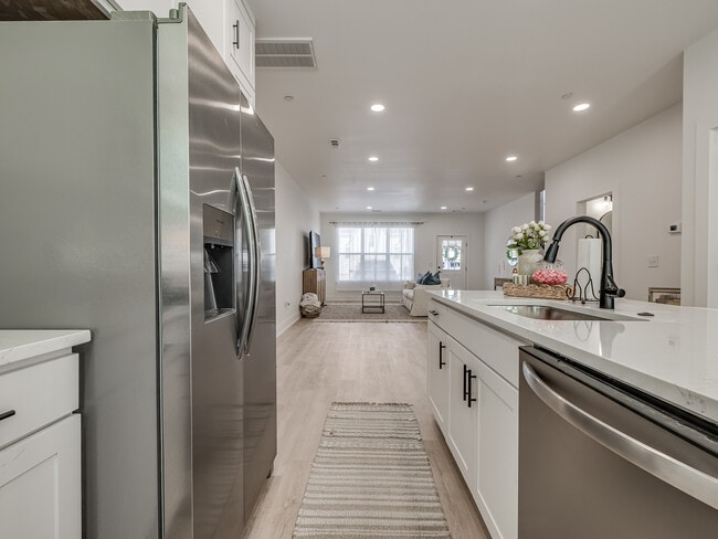 Building Photo - 1644 N Leverett Ave