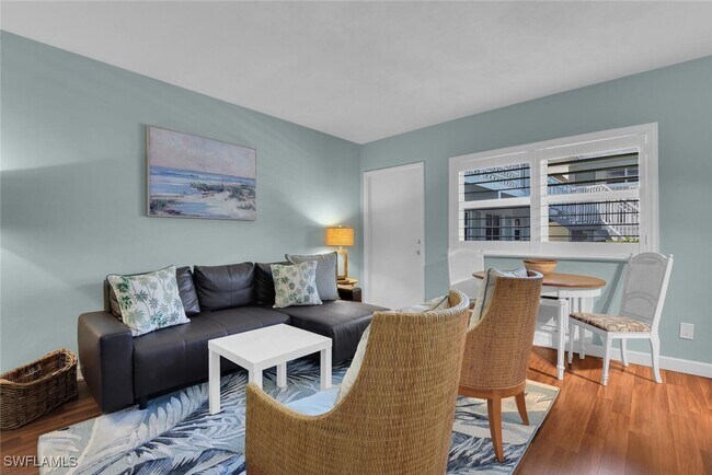 Building Photo - 546 4th Ave S